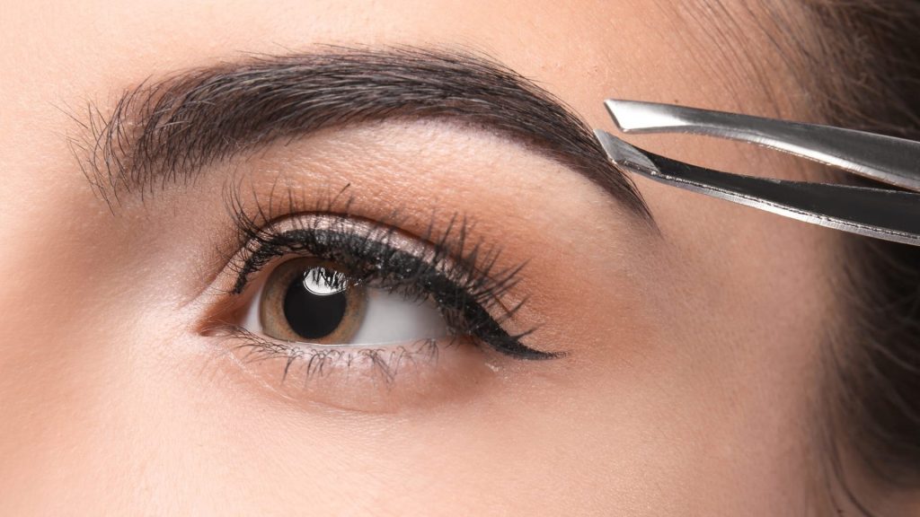 Define your eyebrows for eye makeup