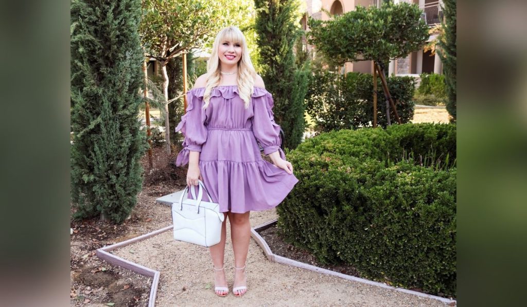 Woman wearing a lilac dress