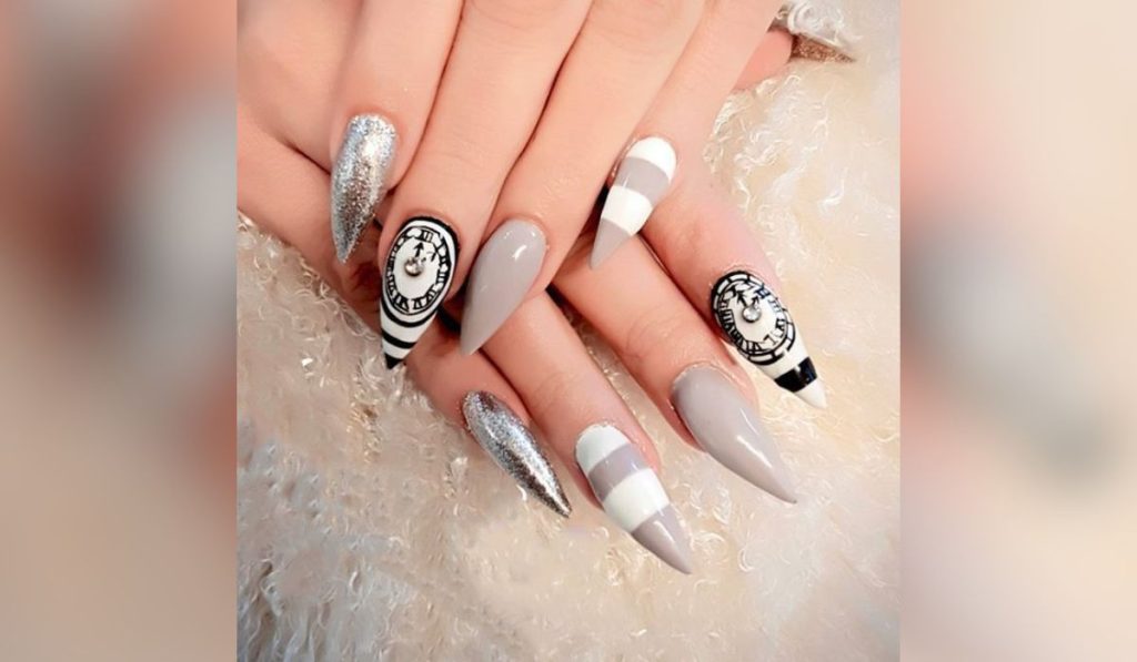 On-time White Nails