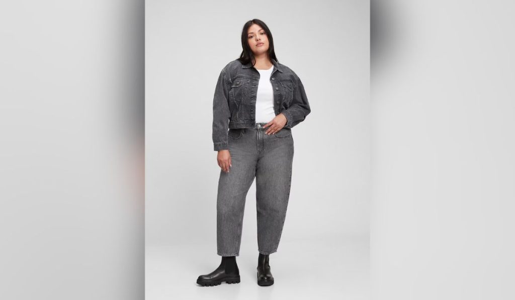 Barrel Jeans And A Denim Jacket - Plus size barrel jeans